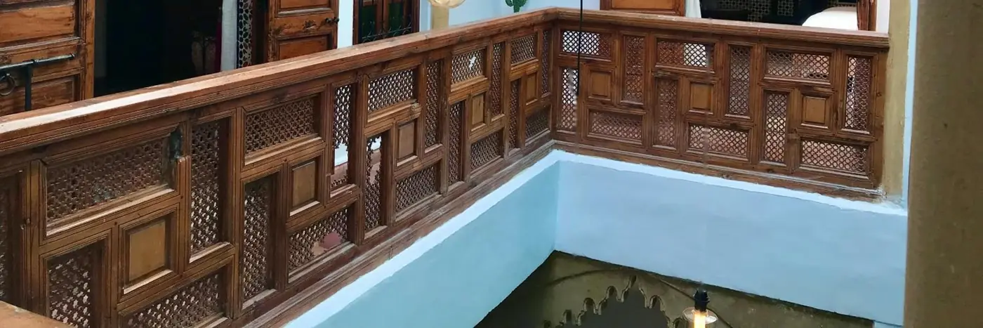 La galerie et sa fenêtre en vitrail