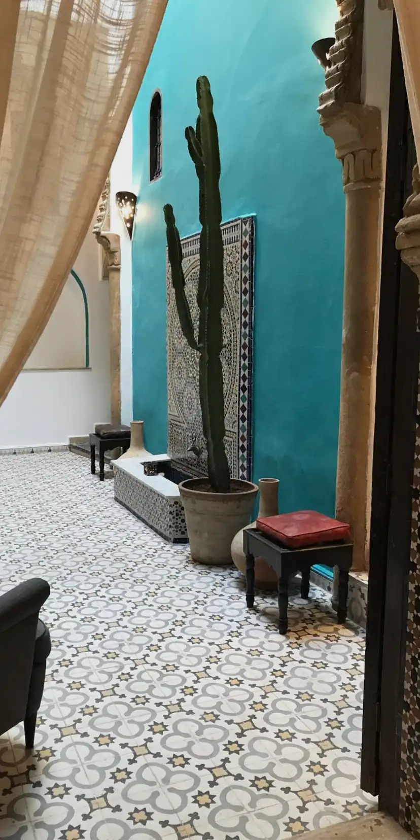 Le patio, derrière le rideau