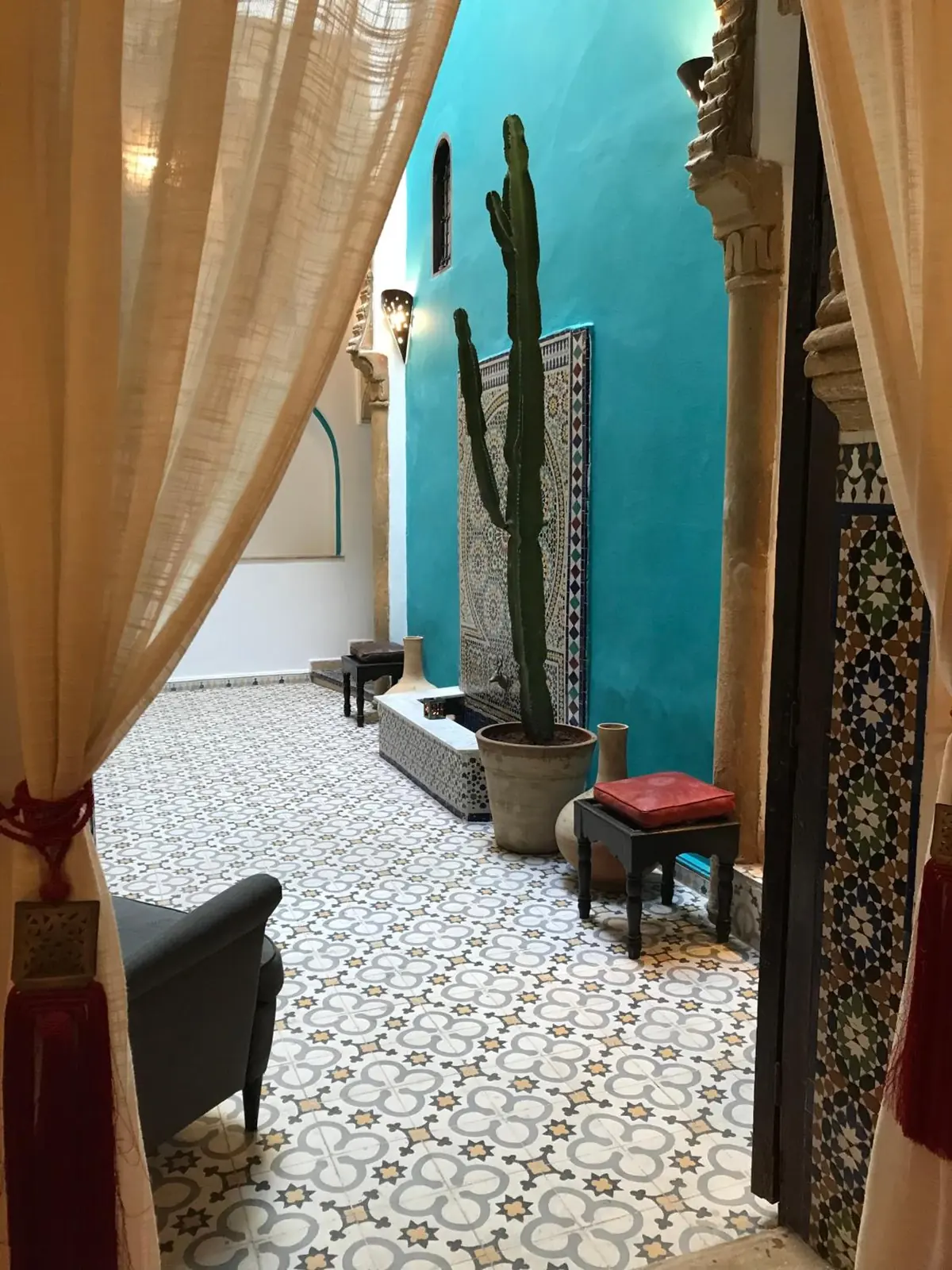 Le patio, derrière le rideau