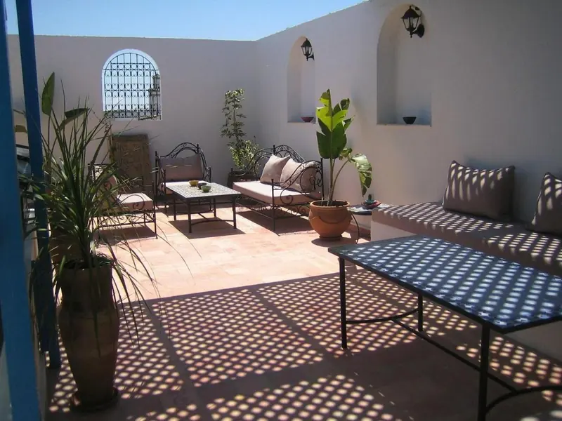 La terrasse, à l'ombre de la pergola