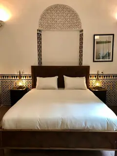 Voir : Chambre Triple Deluxe, le lit sous la niche de plâtre