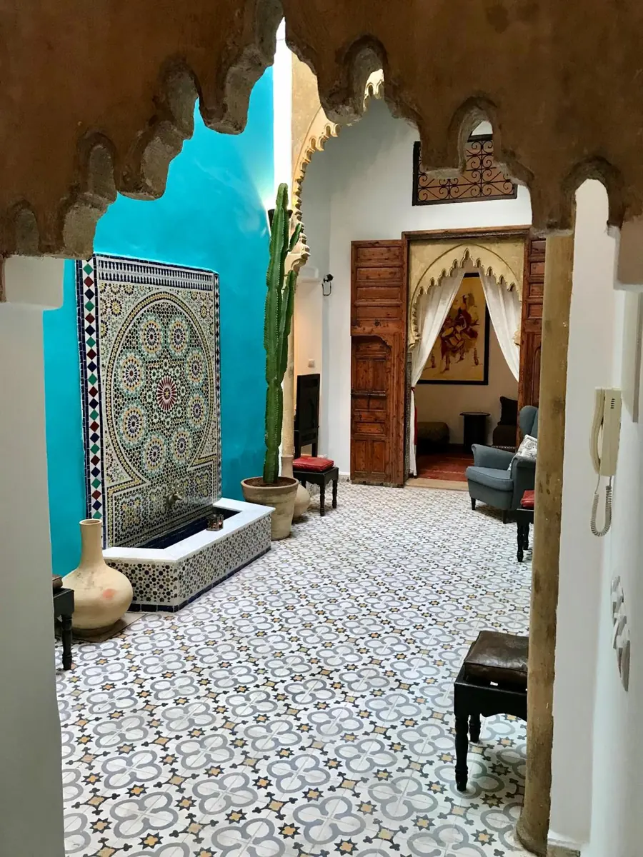 Le patio, sous l'arc de plâtre sculpté