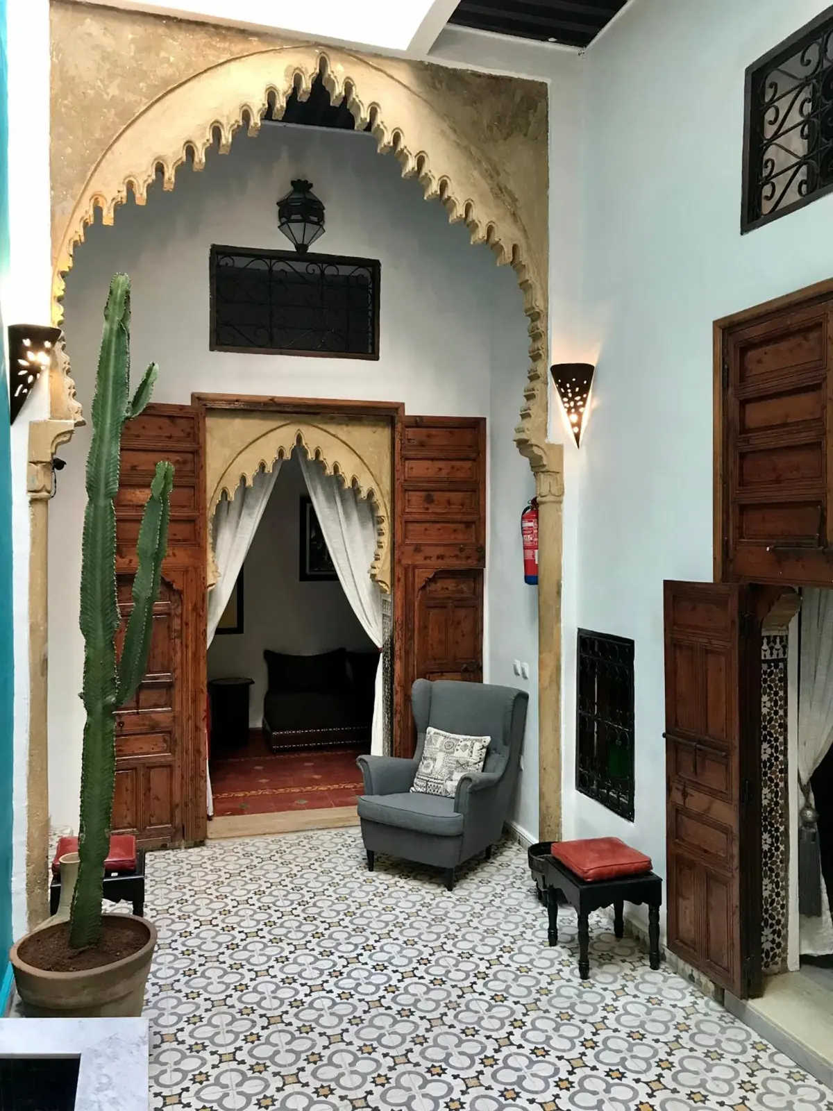 Le patio et ses portes de cèdre