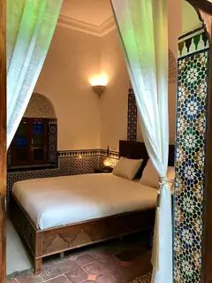 Voir : Chambre Triple Deluxe, le lit entre les rideaux