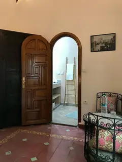 Voir : Chambre Double 04, la porte en arc