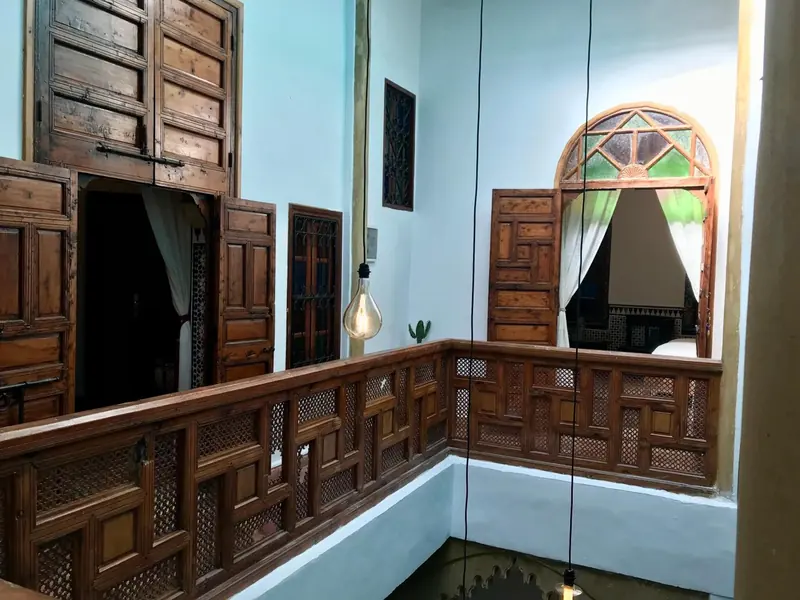 La galerie, côté vitrail