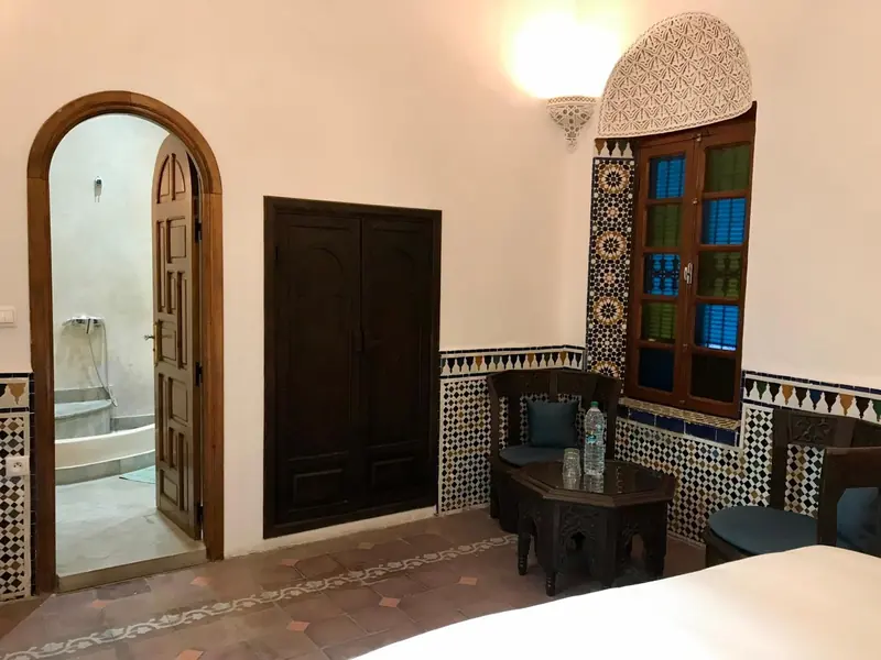 Chambre Triple Deluxe, la porte de la salle de bains