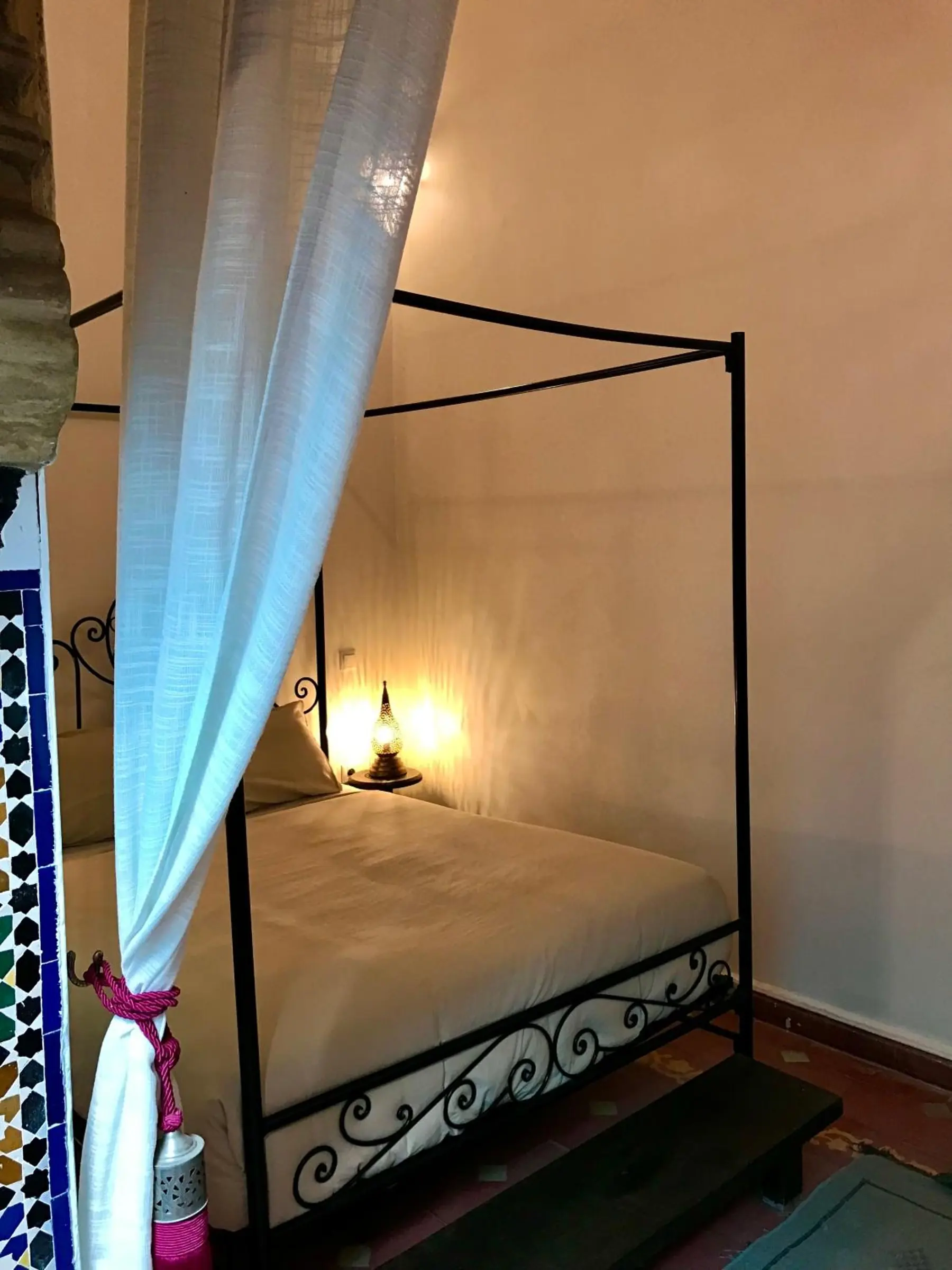 Chambre Double 04, le lit à baldaquin