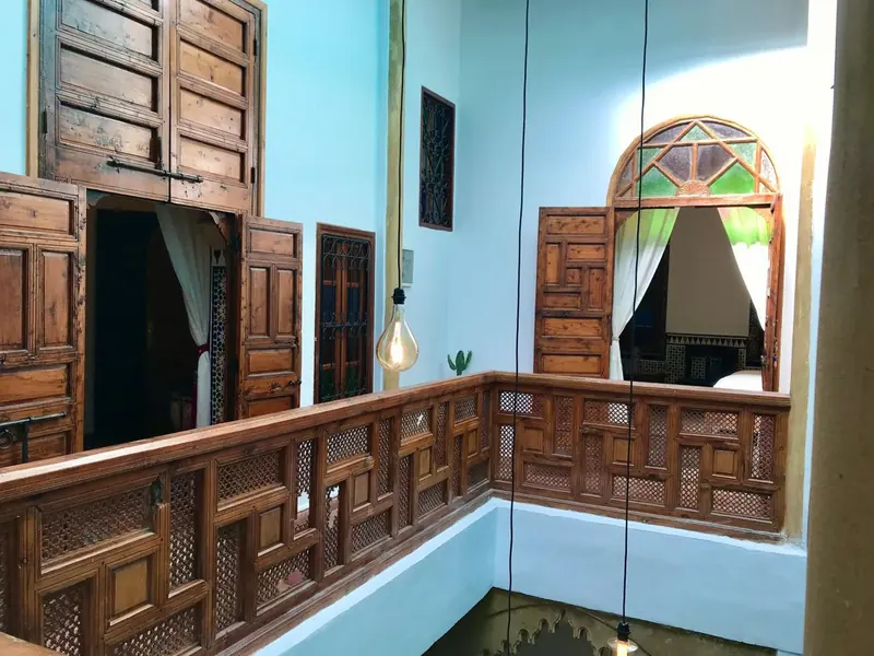 La galerie et sa fenêtre en vitrail